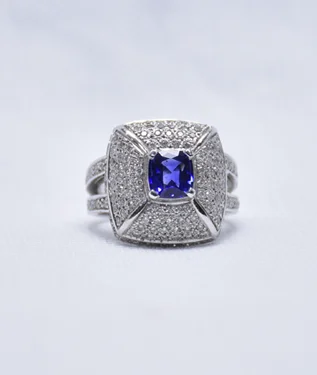 Blue Sapphire with Dia: White Gold